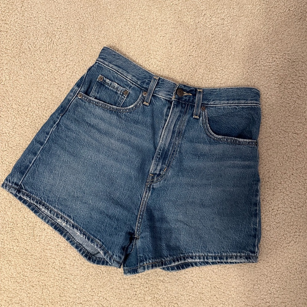 Levi’s high loose denim jean shorts SIZE 27 FITS LARGE